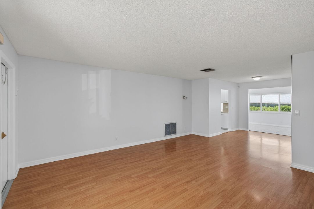 For Sale: $320,000 (2 beds, 2 baths, 1317 Square Feet)