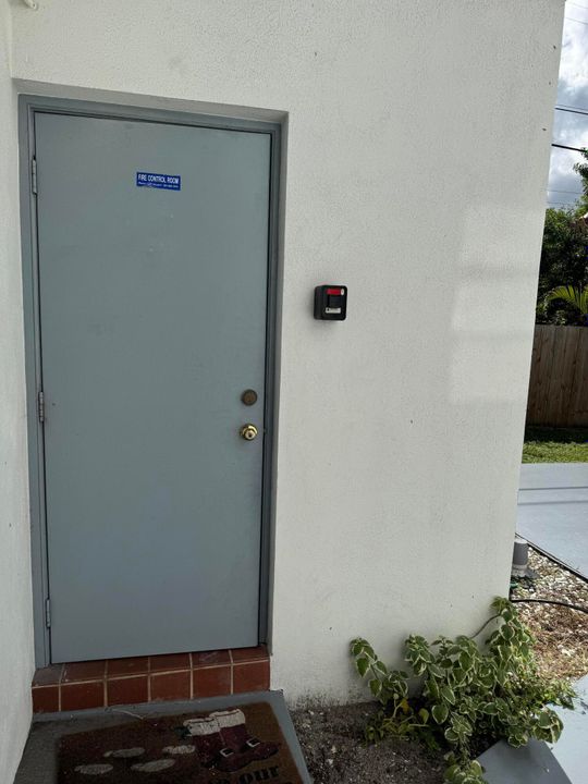 Active With Contract: $1,500 (1 beds, 1 baths, 596 Square Feet)