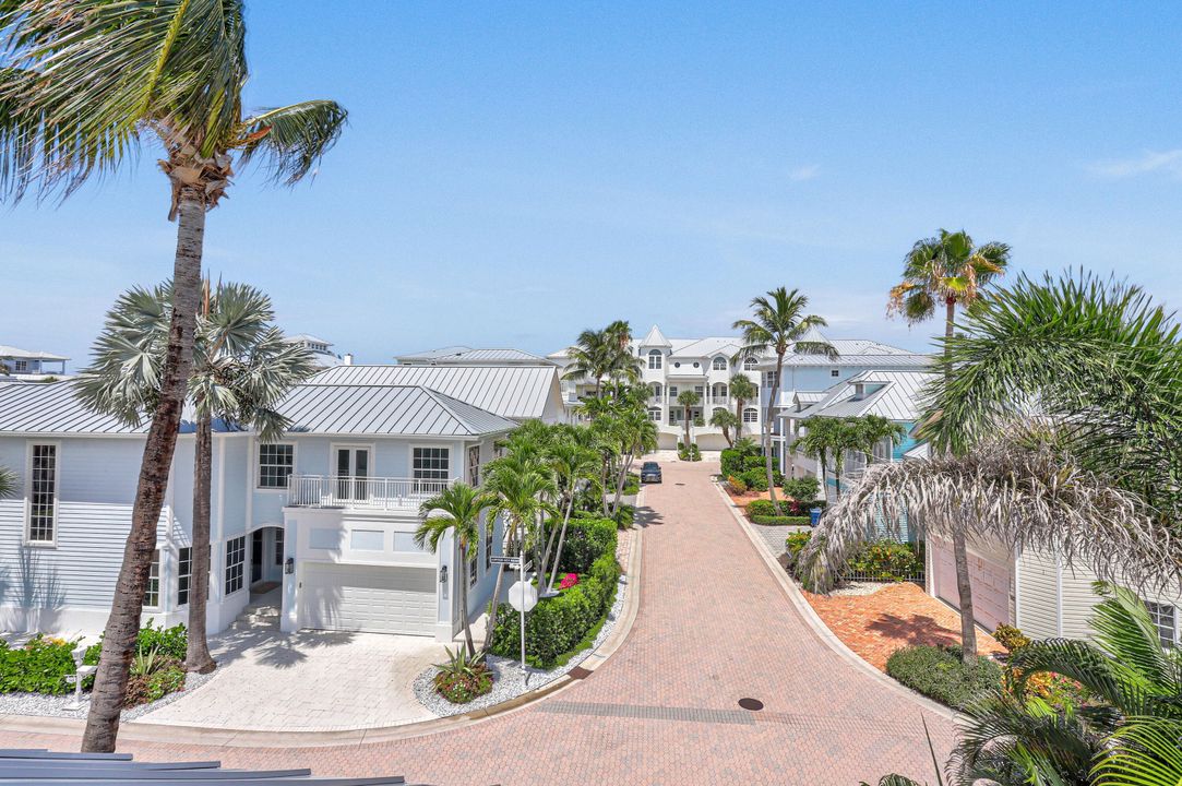 For Sale: $2,497,000 (4 beds, 2 baths, 2041 Square Feet)