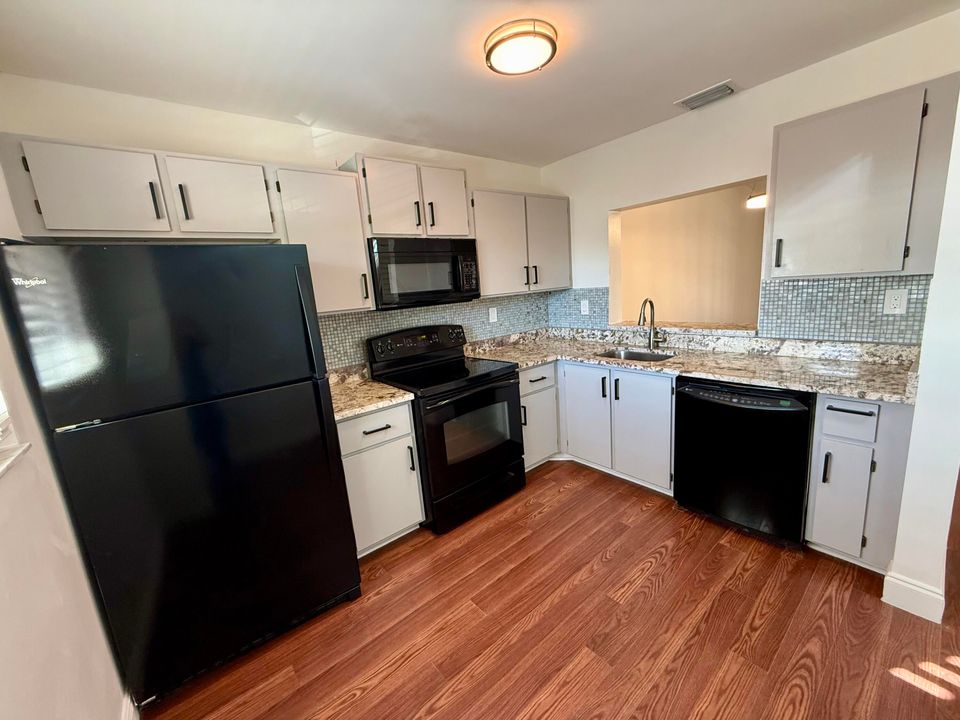 For Rent: $2,250 (2 beds, 2 baths, 912 Square Feet)