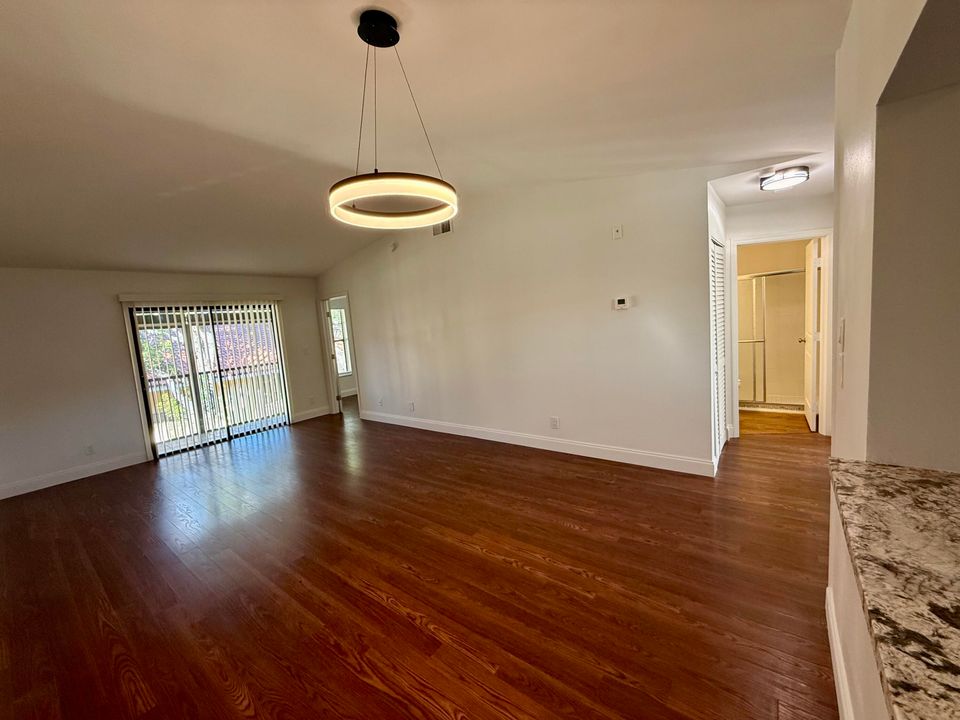 For Rent: $2,250 (2 beds, 2 baths, 912 Square Feet)