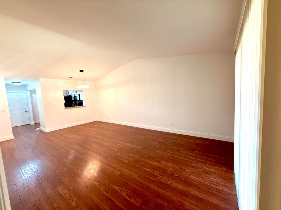 For Rent: $2,250 (2 beds, 2 baths, 912 Square Feet)