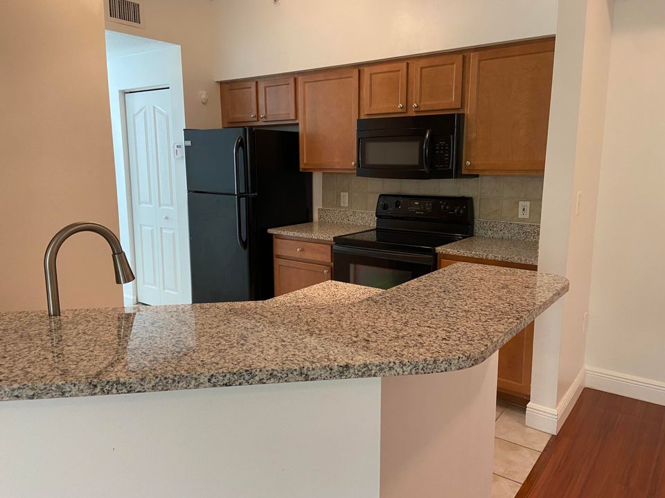 Activo con contrato: $1,980 (2 camas, 2 baños, 1141 Pies cuadrados)