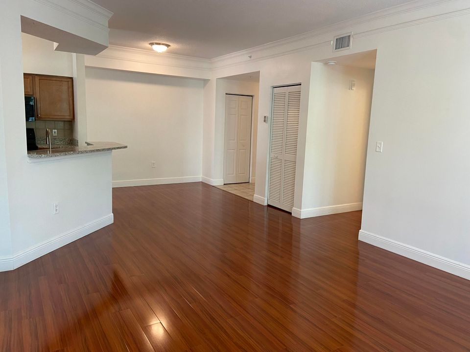 Activo con contrato: $1,980 (2 camas, 2 baños, 1141 Pies cuadrados)