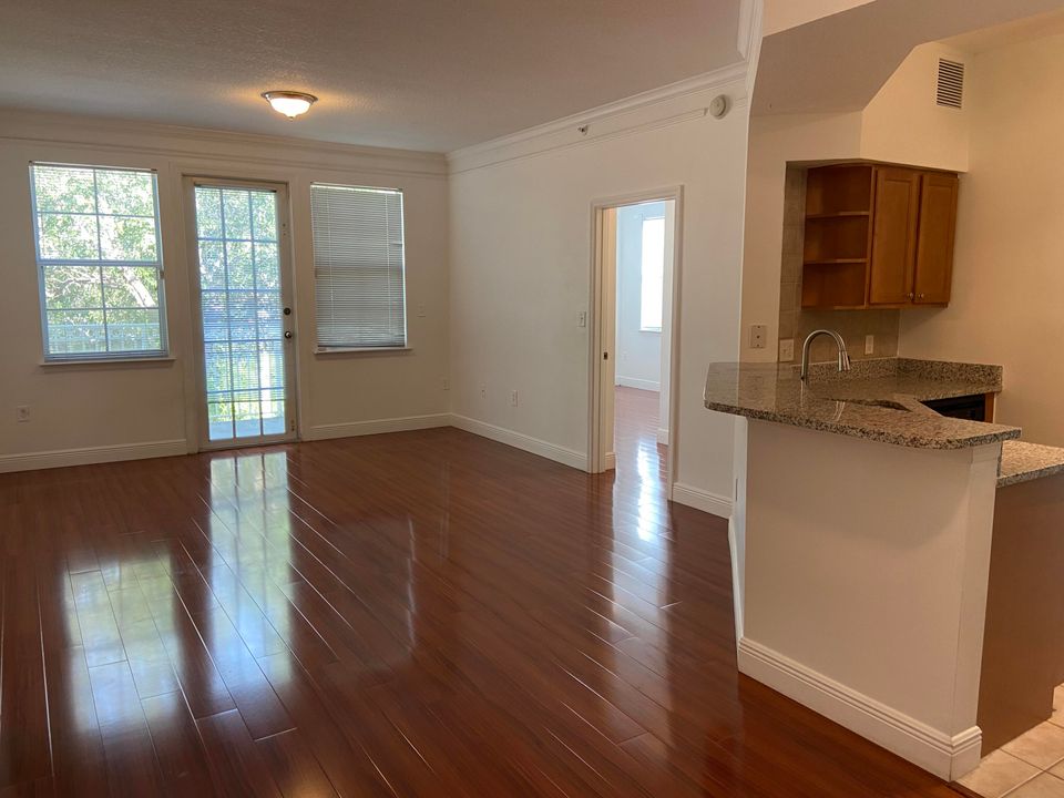 Activo con contrato: $1,980 (2 camas, 2 baños, 1141 Pies cuadrados)