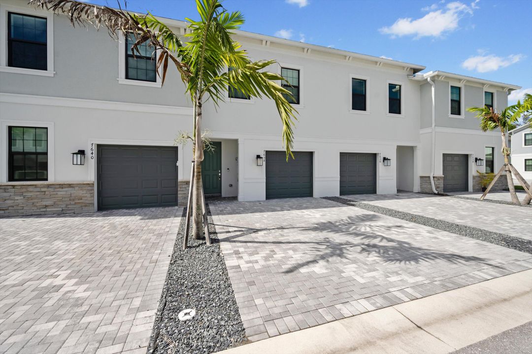 出租: $3,200 (3 贝兹, 2 浴室, 1550 平方英尺)