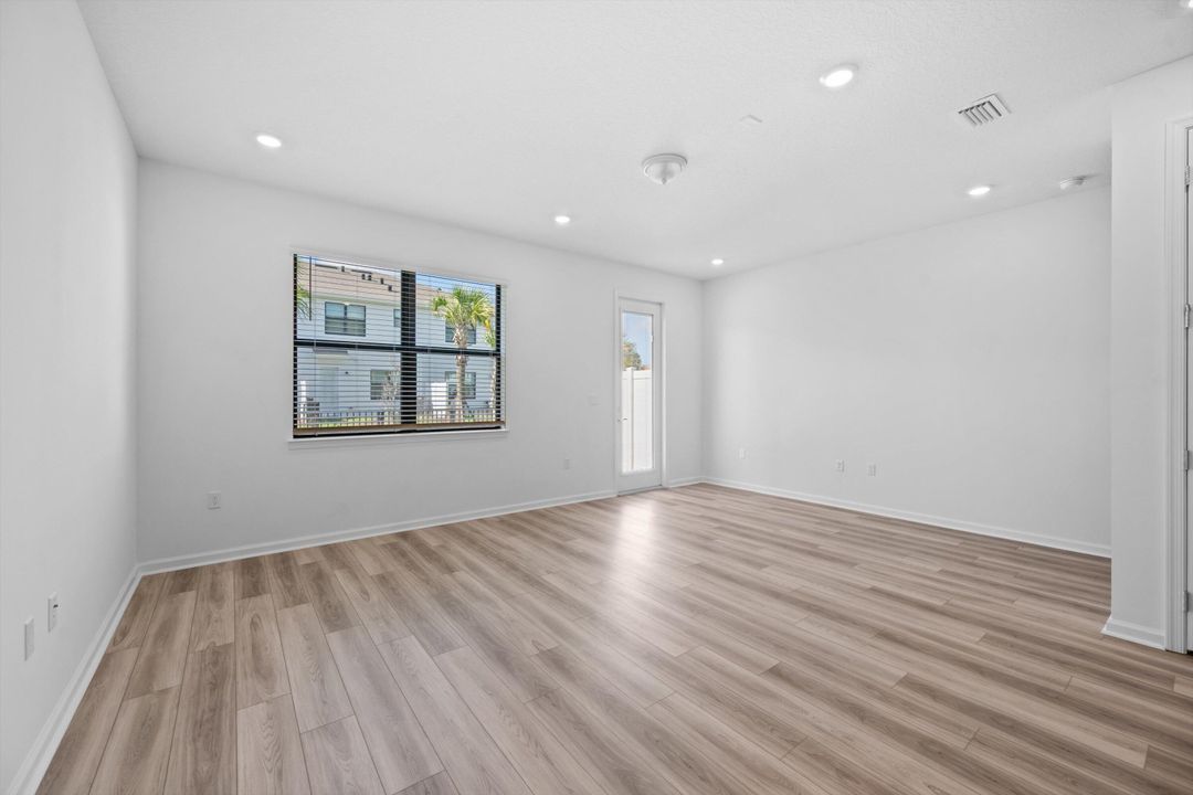 出租: $3,200 (3 贝兹, 2 浴室, 1550 平方英尺)