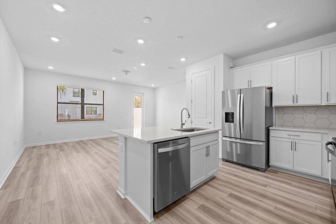 出租: $3,200 (3 贝兹, 2 浴室, 1550 平方英尺)