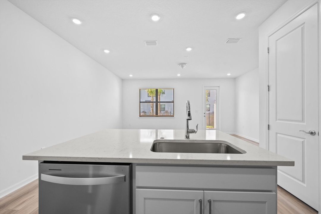 出租: $3,200 (3 贝兹, 2 浴室, 1550 平方英尺)