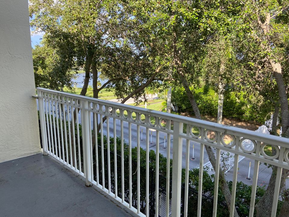 Activo con contrato: $1,980 (2 camas, 2 baños, 1141 Pies cuadrados)