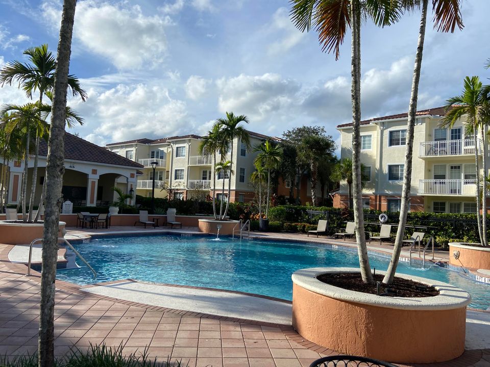 Activo con contrato: $1,980 (2 camas, 2 baños, 1141 Pies cuadrados)