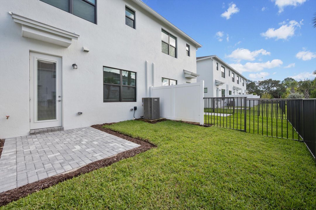 出租: $3,200 (3 贝兹, 2 浴室, 1550 平方英尺)