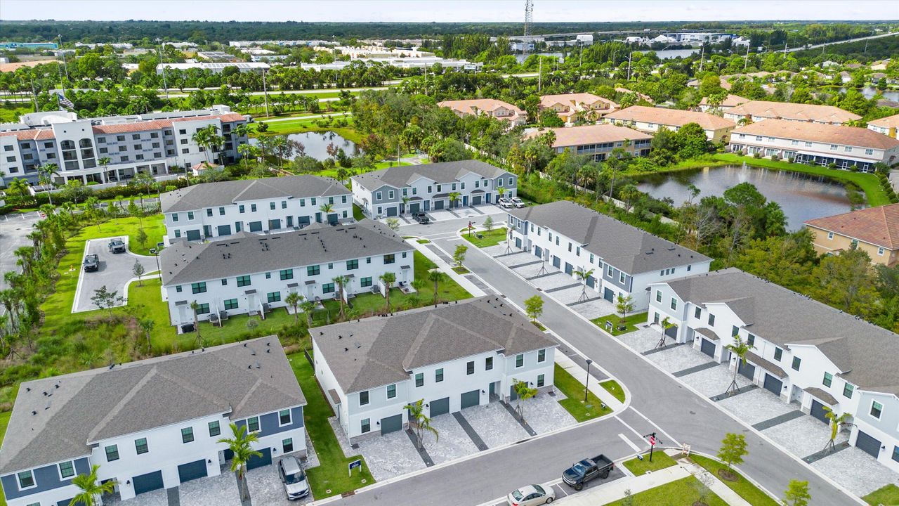 出租: $3,200 (3 贝兹, 2 浴室, 1550 平方英尺)