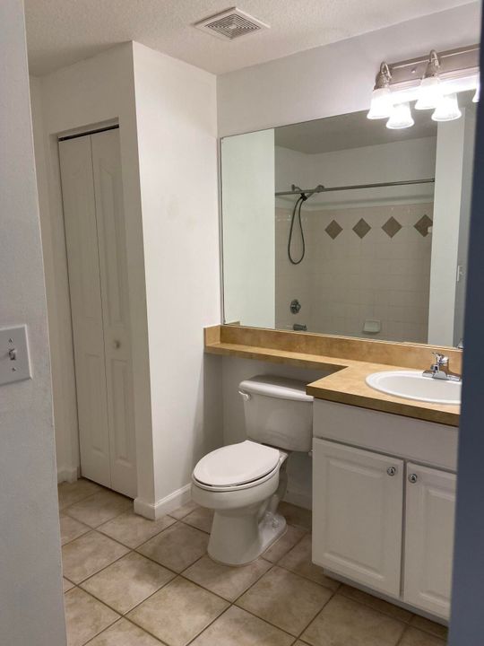 Activo con contrato: $1,980 (2 camas, 2 baños, 1141 Pies cuadrados)