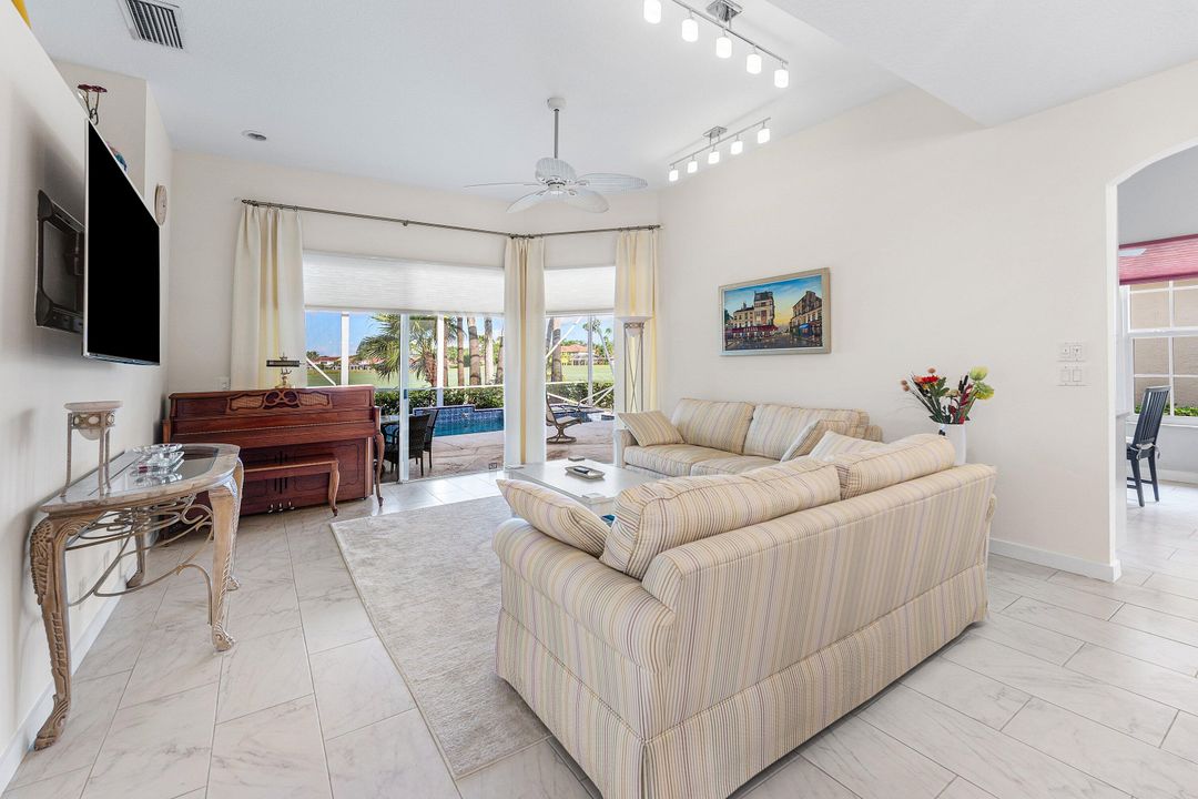 En Venta: $635,000 (3 camas, 3 baños, 2054 Pies cuadrados)