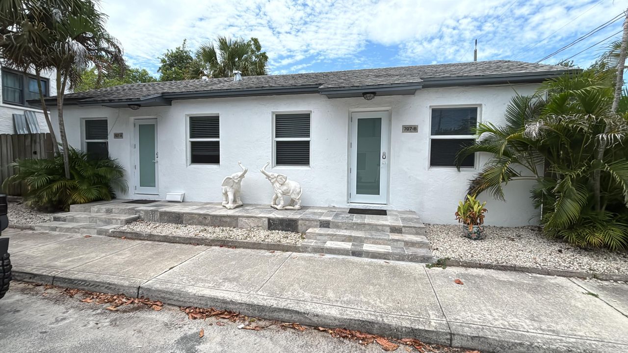 For Sale: $425,000 (2 beds, 2 baths, 720 Square Feet)