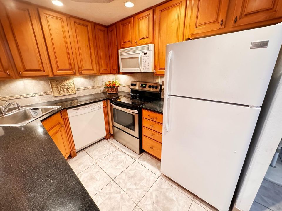 For Sale: $135,000 (2 beds, 2 baths, 880 Square Feet)