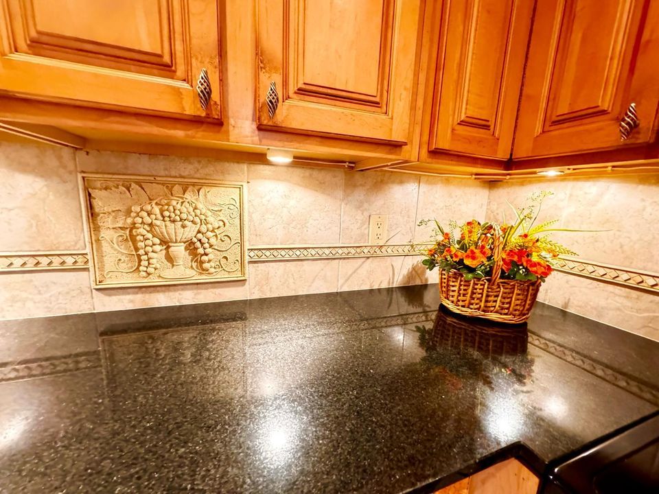 For Sale: $135,000 (2 beds, 2 baths, 880 Square Feet)