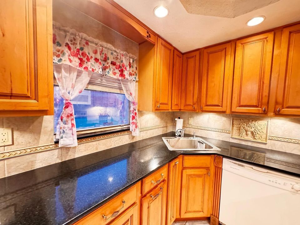 For Sale: $135,000 (2 beds, 2 baths, 880 Square Feet)