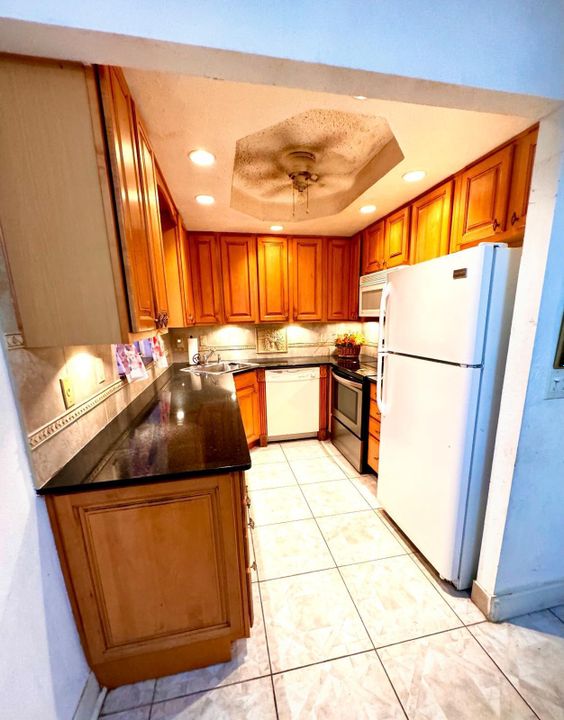 For Sale: $135,000 (2 beds, 2 baths, 880 Square Feet)