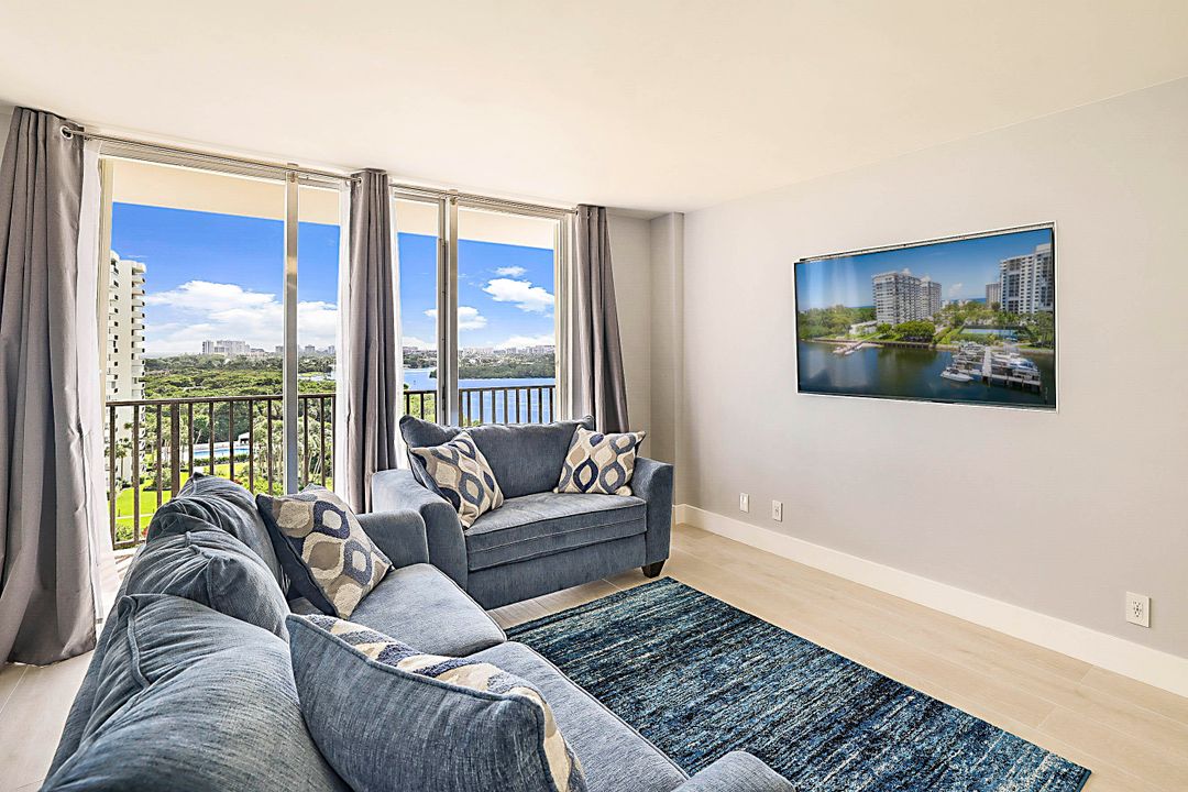 For Rent: $4,500 (1 beds, 1 baths, 734 Square Feet)