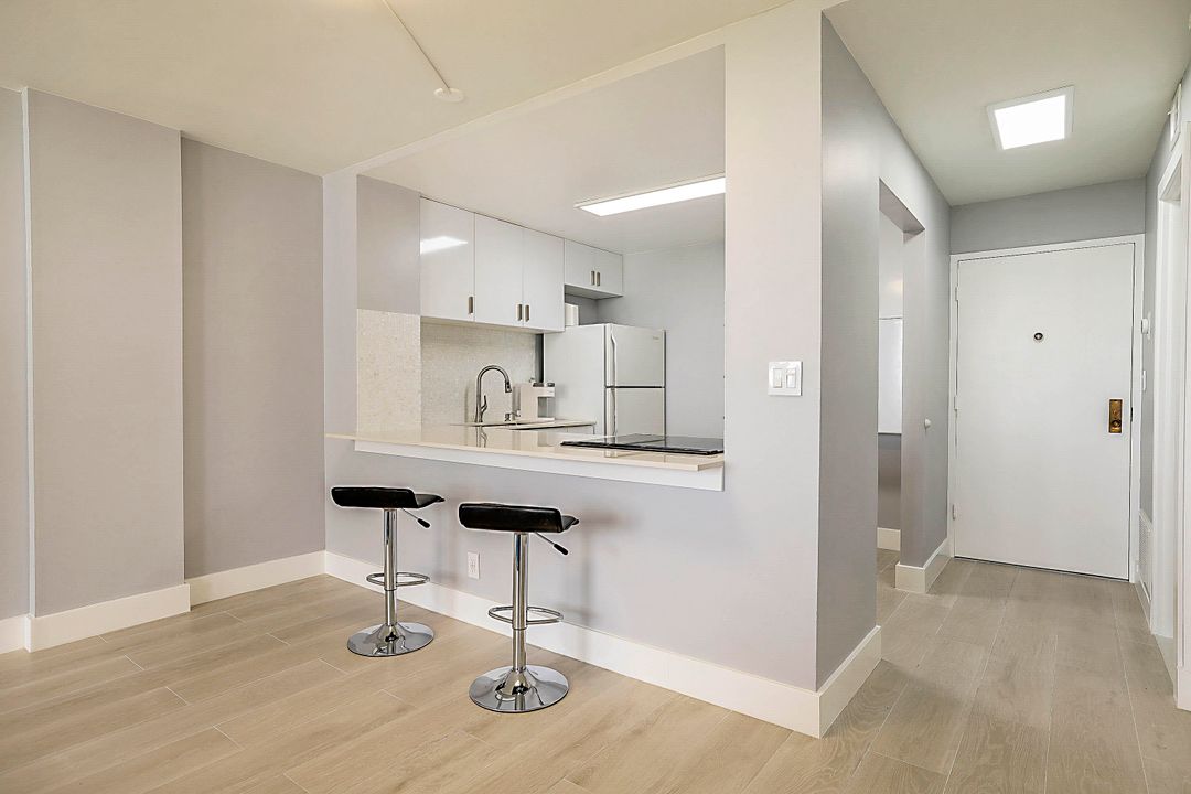 For Rent: $4,500 (1 beds, 1 baths, 734 Square Feet)