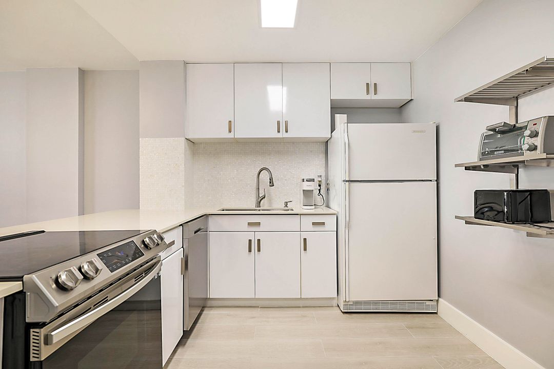 For Rent: $4,500 (1 beds, 1 baths, 734 Square Feet)