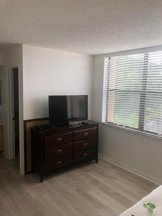 For Rent: $4,000 (2 beds, 2 baths, 1175 Square Feet)