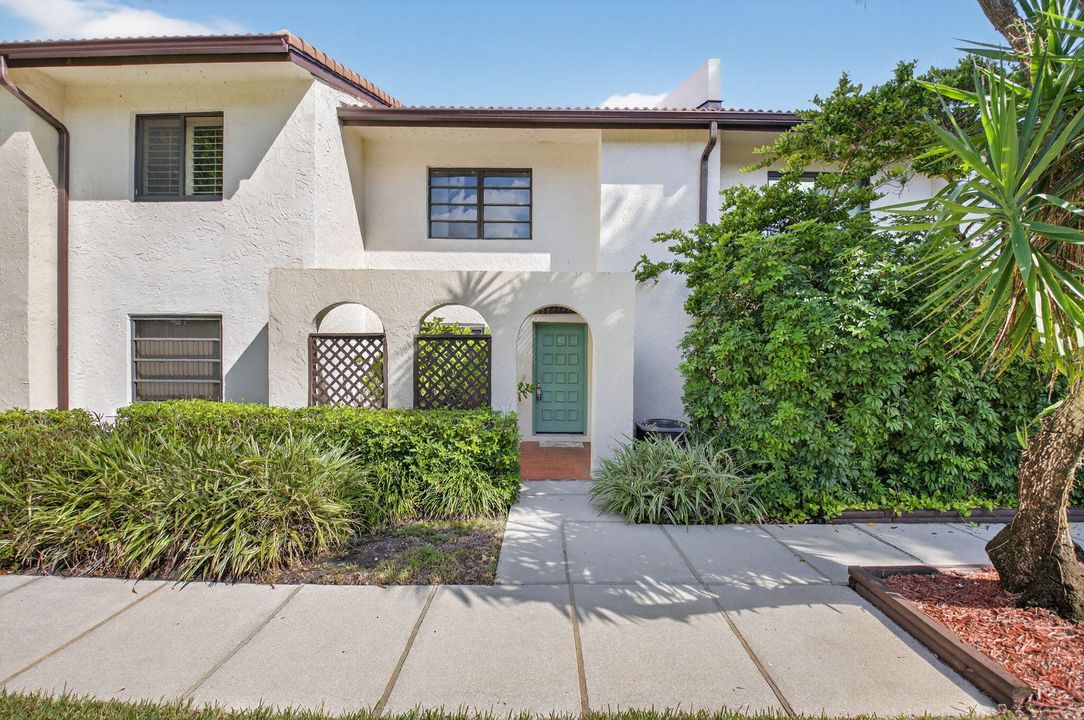 For Sale: $329,000 (2 beds, 2 baths, 1426 Square Feet)