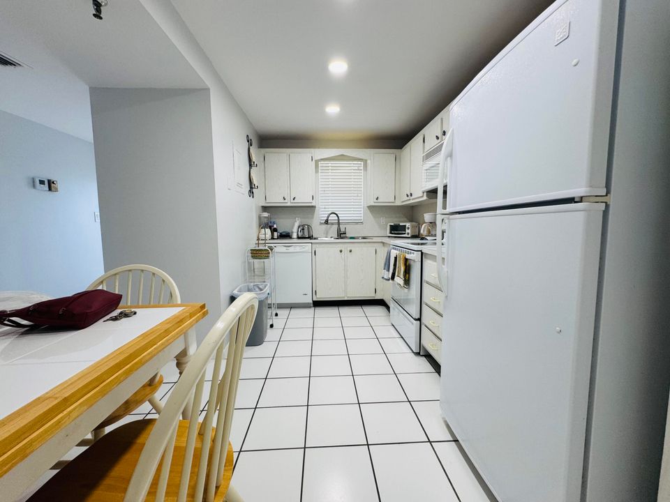 For Rent: $2,150 (2 beds, 2 baths, 1050 Square Feet)