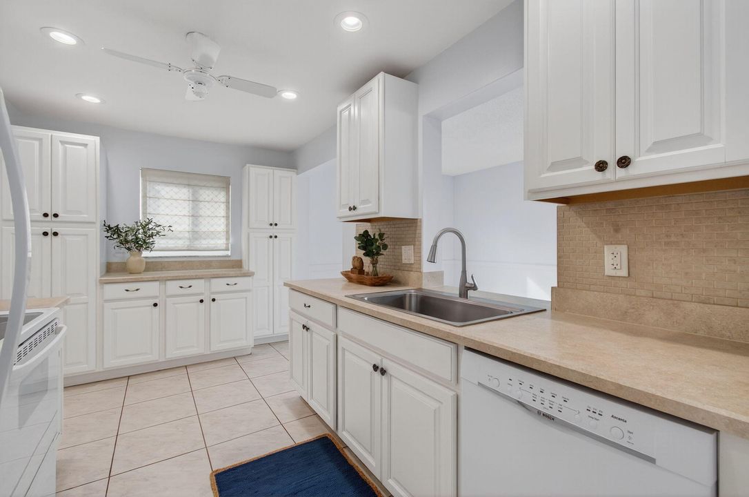 For Sale: $320,000 (2 beds, 2 baths, 1317 Square Feet)