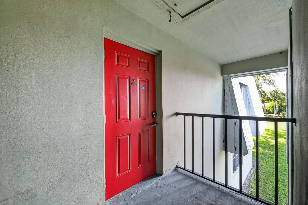 For Sale: $184,000 (1 beds, 1 baths, 987 Square Feet)