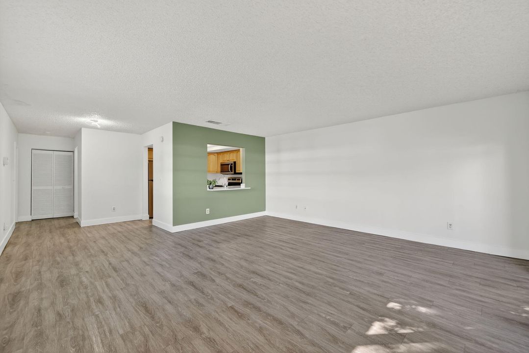 For Sale: $184,000 (1 beds, 1 baths, 987 Square Feet)