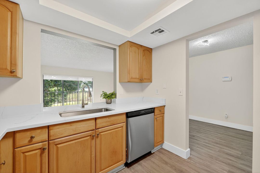 For Sale: $184,000 (1 beds, 1 baths, 987 Square Feet)