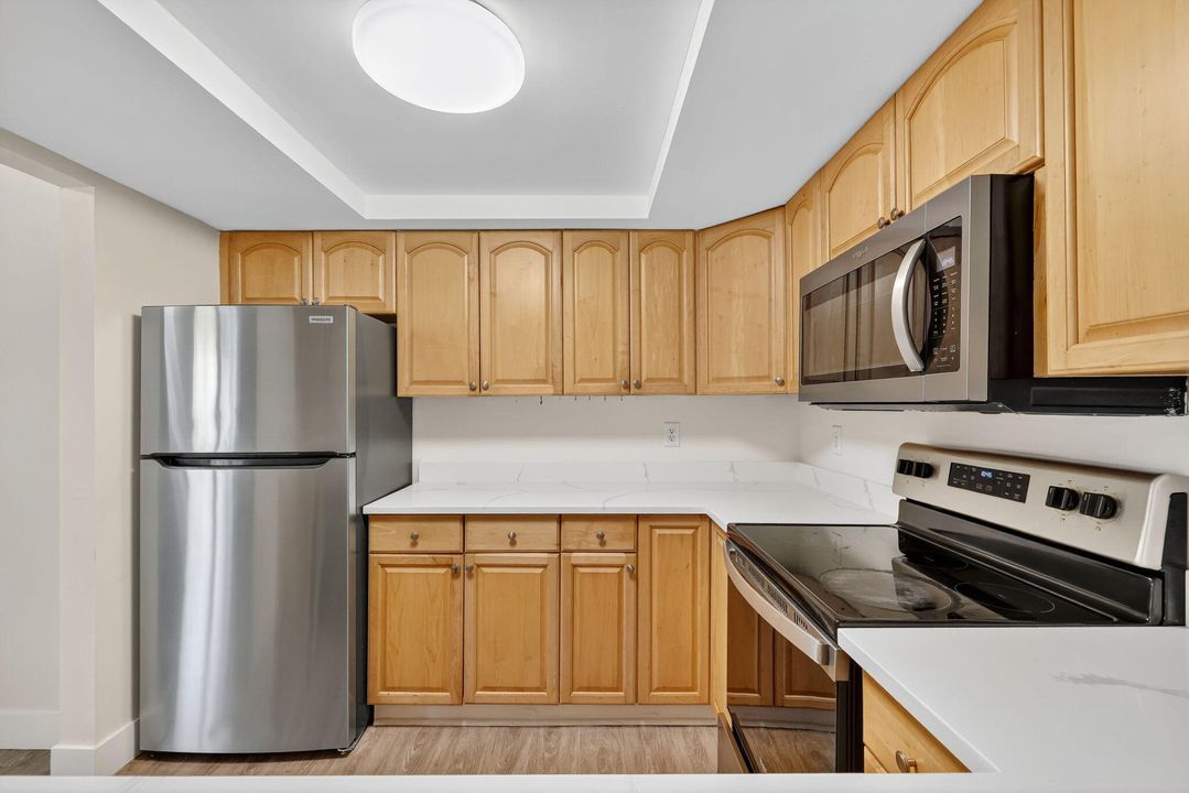 For Sale: $184,000 (1 beds, 1 baths, 987 Square Feet)