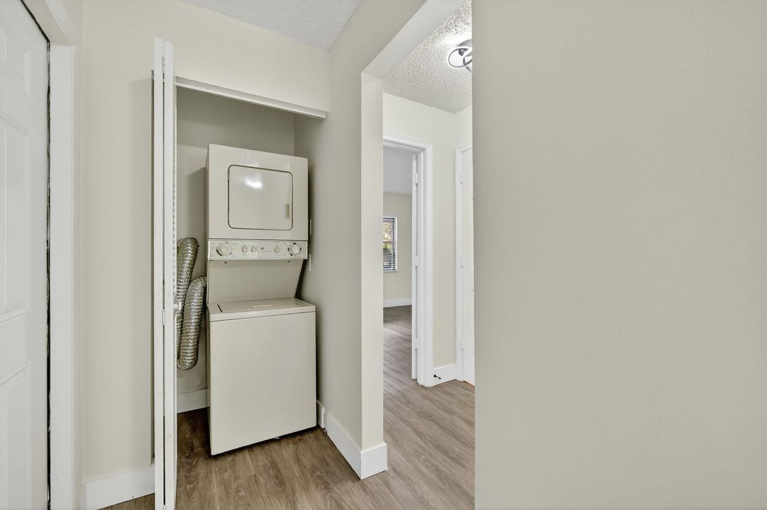 For Sale: $184,000 (1 beds, 1 baths, 987 Square Feet)