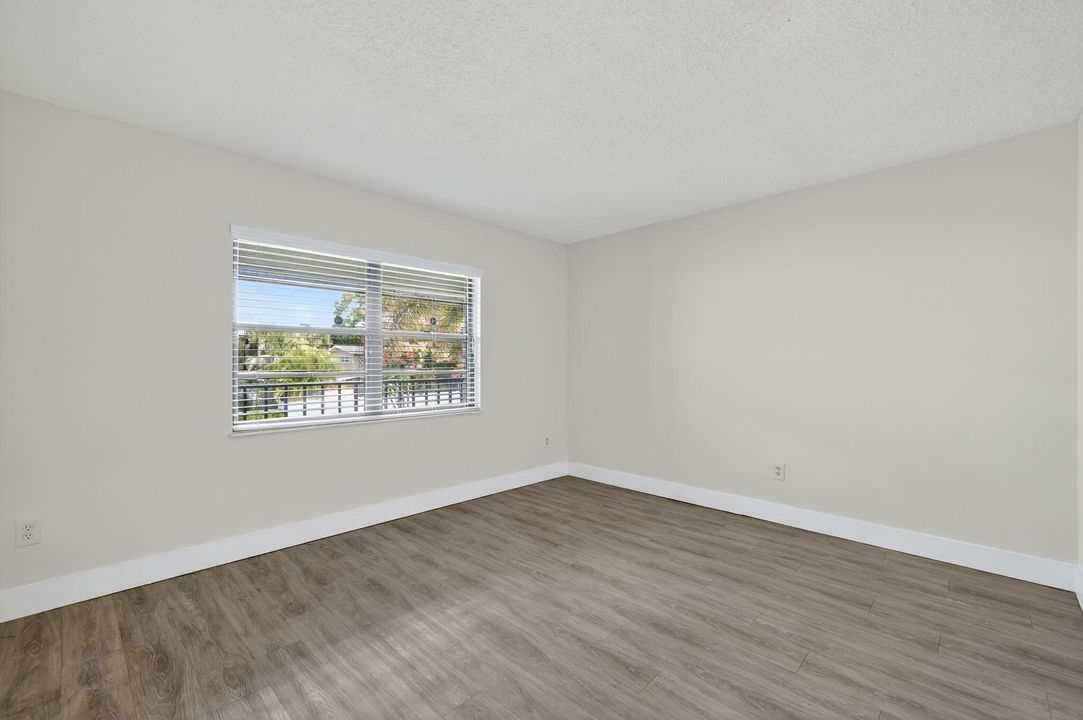 For Sale: $184,000 (1 beds, 1 baths, 987 Square Feet)