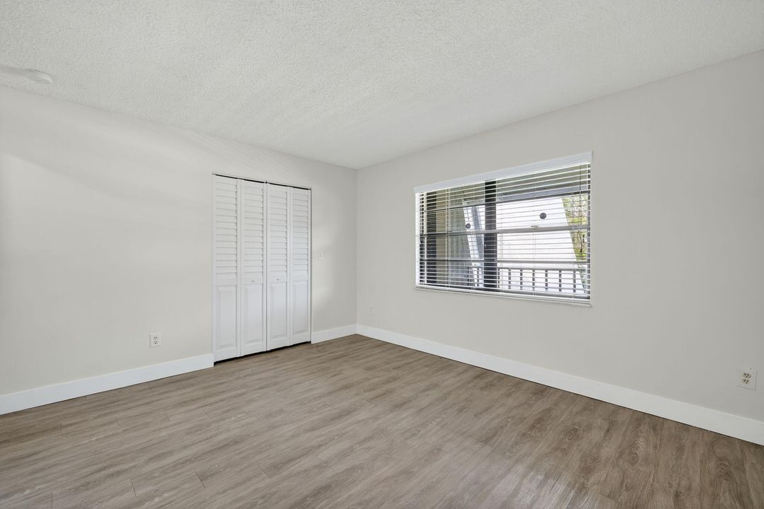 For Sale: $184,000 (1 beds, 1 baths, 987 Square Feet)