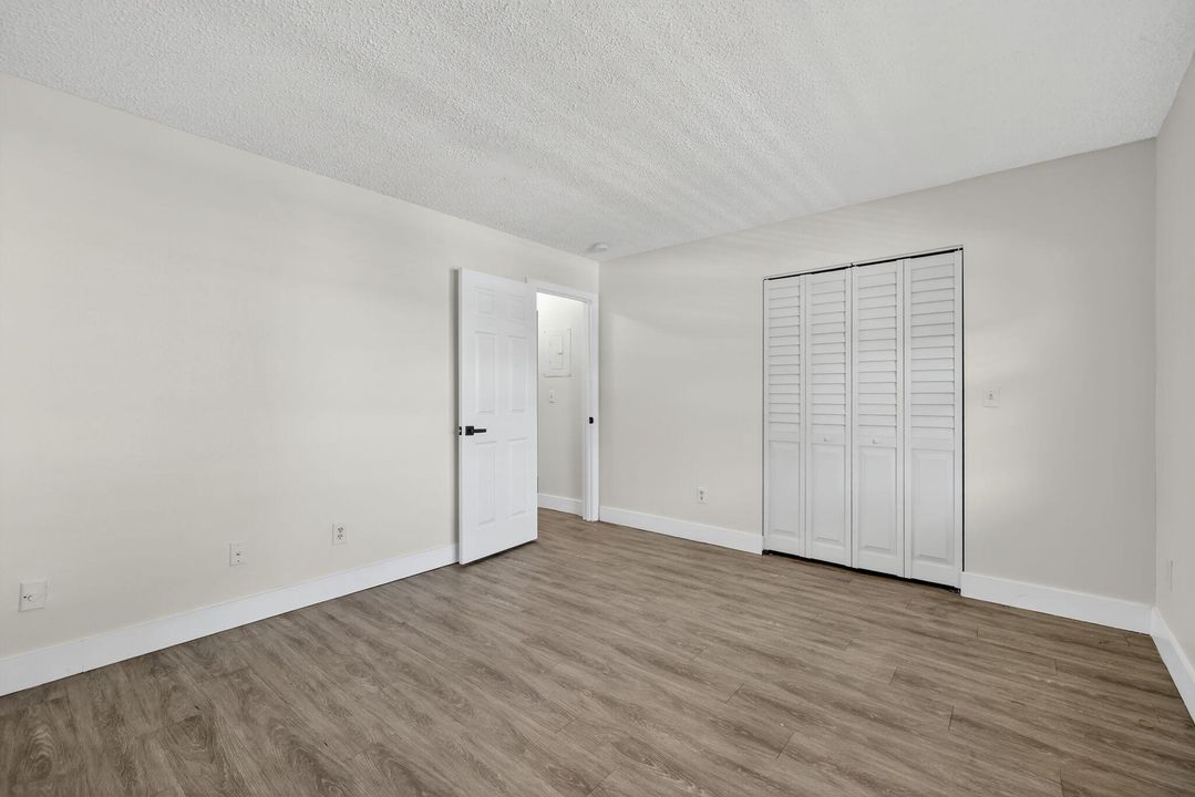 For Sale: $184,000 (1 beds, 1 baths, 987 Square Feet)
