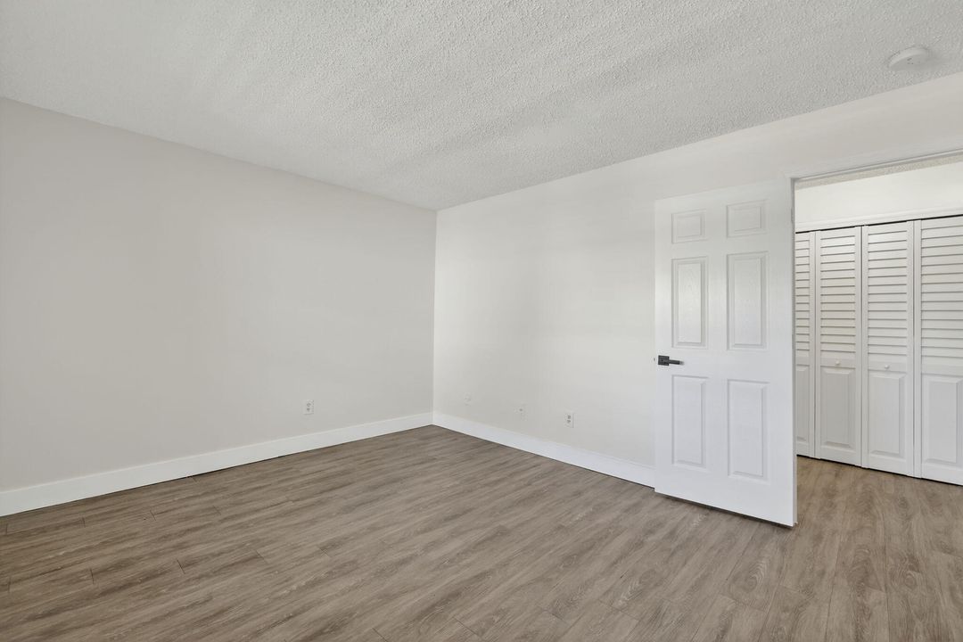 For Sale: $184,000 (1 beds, 1 baths, 987 Square Feet)