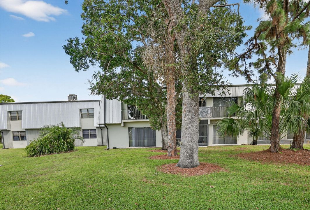 For Sale: $184,000 (1 beds, 1 baths, 987 Square Feet)