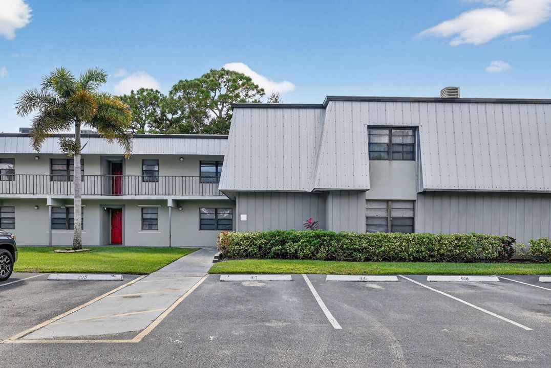 For Sale: $184,000 (1 beds, 1 baths, 987 Square Feet)