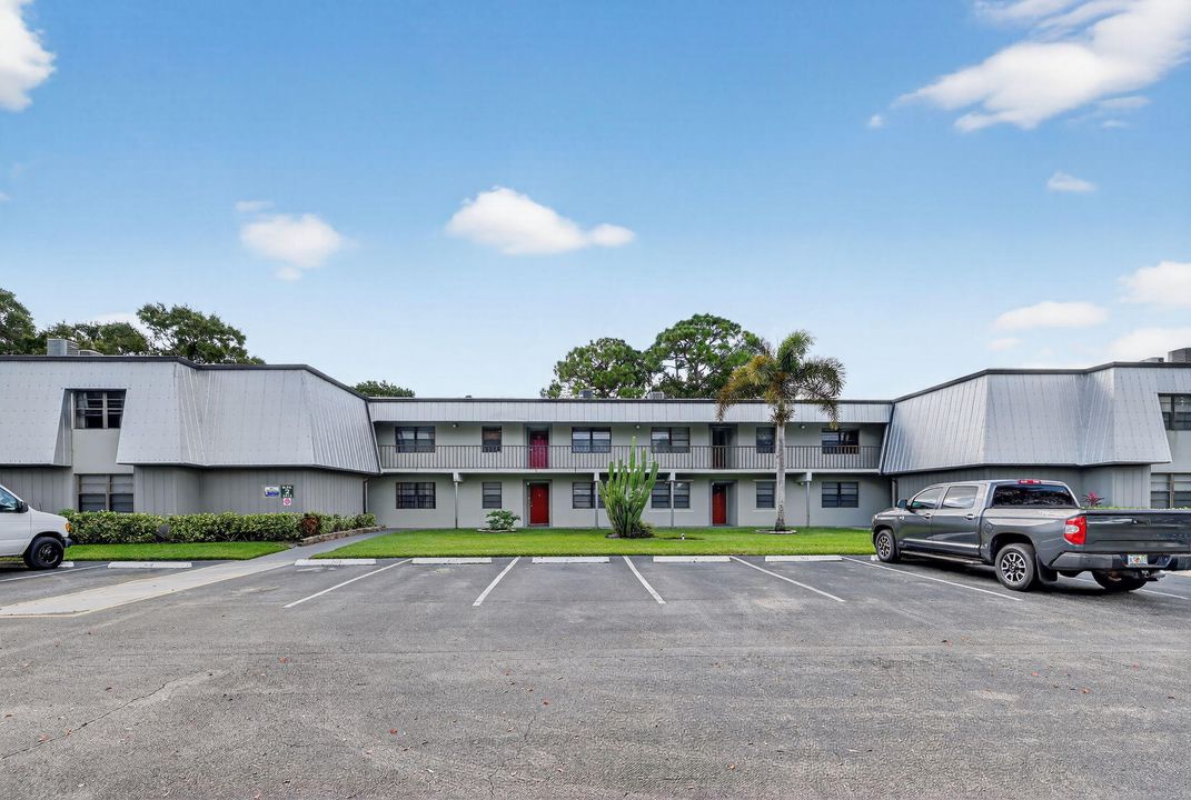 For Sale: $184,000 (1 beds, 1 baths, 987 Square Feet)