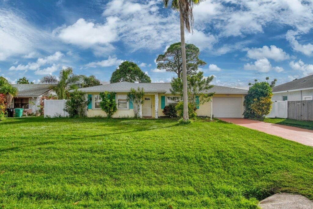 For Sale: $349,900 (2 beds, 2 baths, 1188 Square Feet)