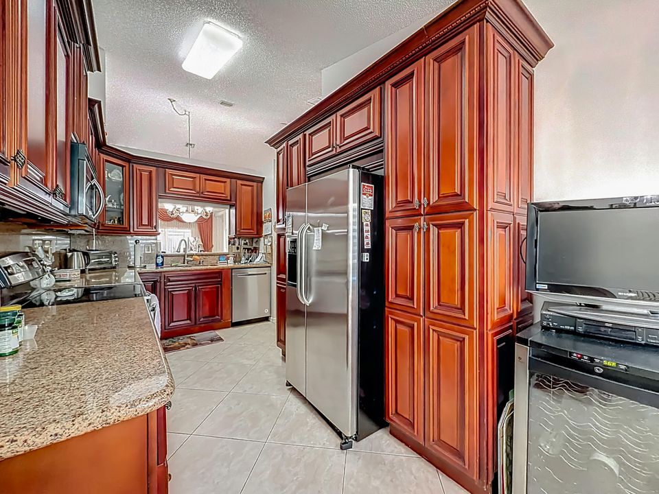 For Sale: $425,000 (2 beds, 2 baths, 1645 Square Feet)