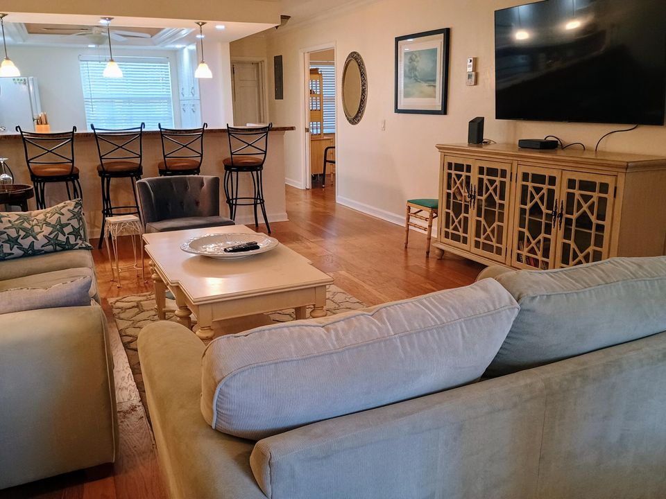 На продажу: $379,000 (2 спален, 2 ванн, 988 Квадратных фут)