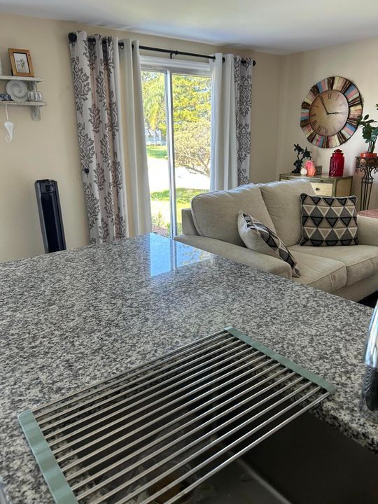 待售: $59,900 (2 贝兹, 2 浴室, 840 平方英尺)