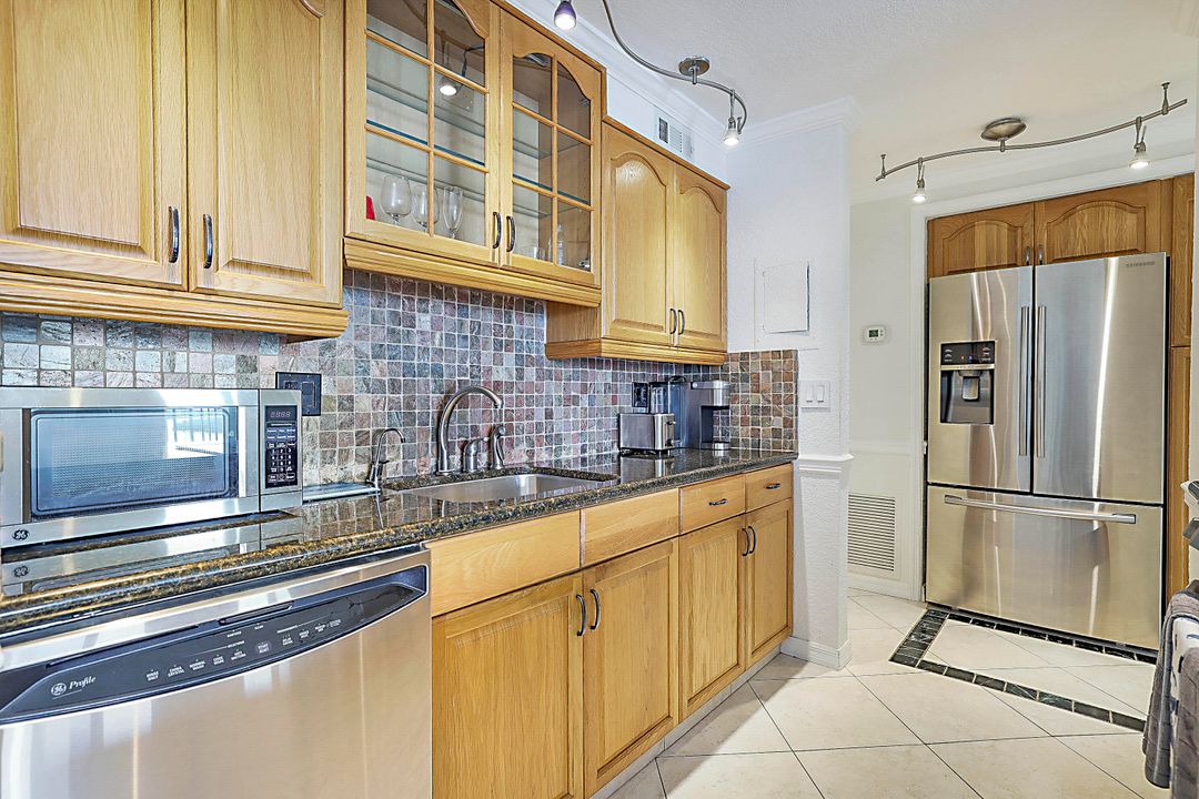 For Rent: $5,000 (2 beds, 2 baths, 1031 Square Feet)