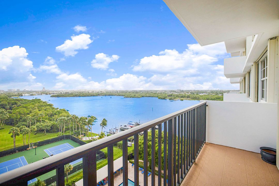 For Rent: $5,000 (2 beds, 2 baths, 1031 Square Feet)