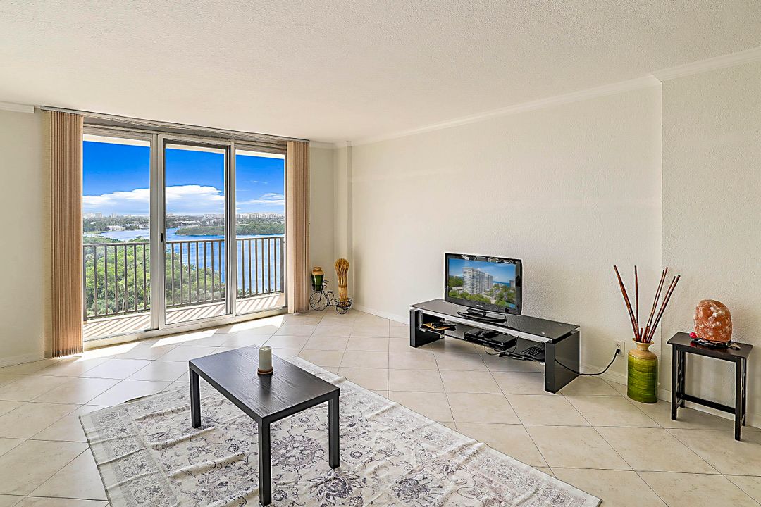 For Rent: $5,000 (2 beds, 2 baths, 1031 Square Feet)